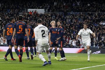 1-0. Reguilón y Carvajal celebraron el primer gol anotado por Wass en propia puerta.