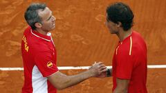 &Aacute;lex Corretja felicita a Rafael Nadal tras ganar un punto en Copa Davis.