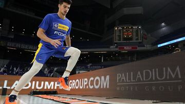 MADRID, SPAIN - OCTOBER 10: Deni Avdija of Maccabi Fox Tel Aviv in action warming out prior the game during the 2019/2020 Turkish Airlines EuroLeague Regular Season Round 2 match between Real Madrid v Maccabi Fox Tel Aviv at Wizink Center on October 10, 2019 in Madrid, Spain. (Photo by Diego Souto/Euroleague Basketball via Getty Images)  PUBLICADA 30/04/20 NA MA27 5COL