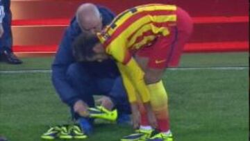 Neymar, mientras se cambiaba de botas en San Mamés.