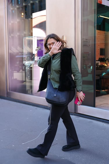 Fayza Lamari, madre de Kylian Mbappé, saliendo de un joyería de París.