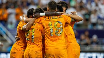 Los jugadores del Real Madrid celebran uno de los goles.