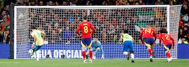 3-3. Lucas Paquetá, con su pierna izquierda, dispara al palo derecho de Unai Simón para anotar el tercer gol brasileño.