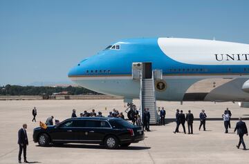 El presidente de los Estados Unidos ha aterrizado en la base aérea de Torrejón de Ardoz para acudir a la cumbre de la OTAN. Biden ha llegado a España en su avión Air Force One, blindado incluso ante una explosión nuclear y capaz de repostar desde el aire. El presidente estadounidense ha sido recibido por el rey Felipe VI al bajar del avión.