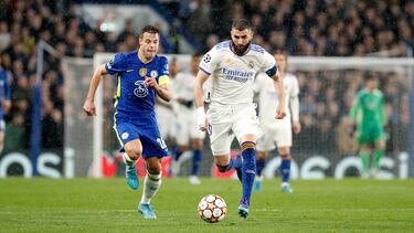 Azpilicueta junto a Benzema luchando por un balón.