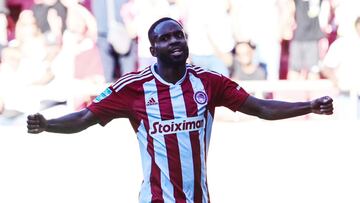 Bakambu celebra un gol contra el Atromitos.