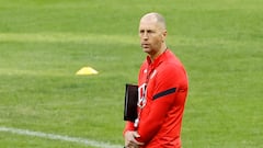 Gregg Berhalter dirigiendo un entrenamiento de la Selección de Estados Unidos.