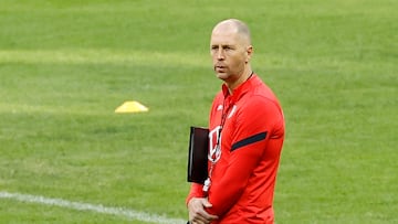 Gregg Berhalter dirigiendo un entrenamiento de la Selección de Estados Unidos.