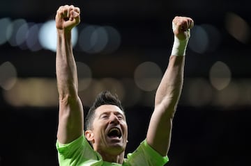 2-1. Robert Lewandowski celebra el primer gol.