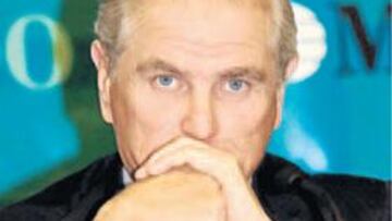 <b>NUEVA CONFERENCIA. </b>Calderón se mostró muy comedido esta vez.