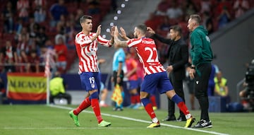 Entra Mario Hermoso por Morata.