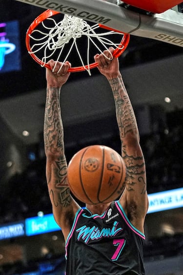 El partido de la NBA entre Bucks y Heat (con victoria por 128 a 117 para los locales) dejó una curiosa fotografía. El jugador visitante Kel’el Ware hizo un mate en la segunda mitad y, al colgarse del aro, el balón le tapó totalmente la cara.