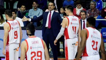 Pedro Martínez, entrenador del Baskonia, pide explicaciones a sus jugadores durante el partido contra UCAM Murcia.