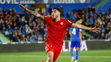 GETAFE (MADRID), 16/01/2024.- El delantero del Sevilla, Isaac Romero, celebra con sus compañeros tras marcar su segundo gol, el 1-3, durante el encuentro de octavos de final de Copa del Rey entre el Getafe CF y el Sevilla FC este martes en el Estadio Coliseum en Getafe, Madrid. EFE/ Mariscal
