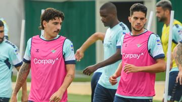 Bellerín, junto a Bartra.