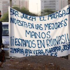 Pancartas contra la cúpula del Málaga frente a los juzgados