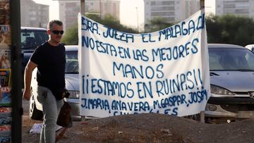 Pancartas contra los dirigentes del M¨¢laga en los juzgados.
