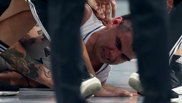 Belgrade (Serbia), 04/05/2023.- Real Madrid's Gabriel Deck reacts after sustaining an injury during the Euroleague basketball playoff match between Partizan Belgrade and Real Madrid in Belgrade, Serbia, 04 May 2023. (Baloncesto, Euroliga, Belgrado) EFE/EPA/ANDREJ CUKIC
