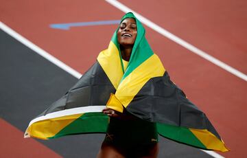 Elaine Thompson-Herah celebrando su triunfo en los 100 metros lisos.