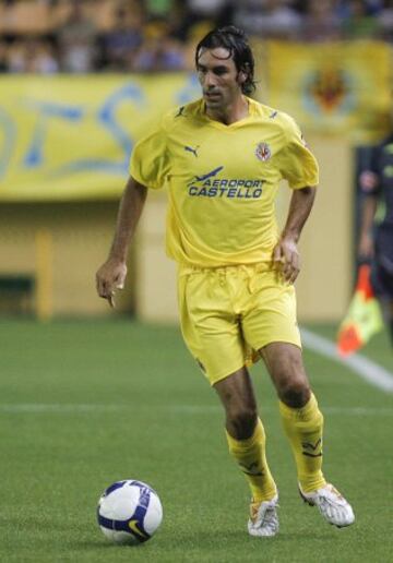 La calidad del centrocampista francés era indiscutible. Robert Pirès destacó especialmente por su etapa en el Arsenal, aunque en España se pudo disfrutar de él cuando fichó por el Villarreal. Con la selección de Francia, se proclamó campeón del Mundo, así como de Europa. Terminó su carrera en el FC Goa de India.