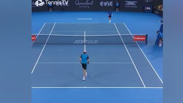 Te gana el 293 del mundo y haces esto en el saludo en la red: honor para Djokovic