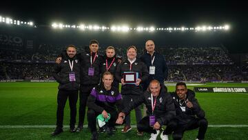 Antonio Blanco y el equipo de jardineros del Real Valladolid.