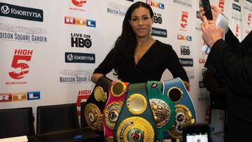Cecilia Braekhus posa con sus cinturones mundiales del peso wélter.