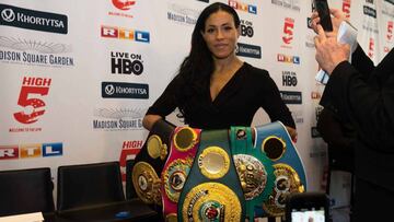 Cecilia Braekhus posa con sus cinturones mundiales del peso w&eacute;lter.