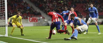 2-0. Gameiro marcó el segundo tanto tras un pase de Correa.