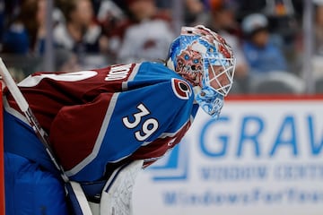 En el partido de la NHL entre Colorado Avalanche y Vancouver Canucks, disputado en el Ball Arena, el equipo de Denver sufri una abultada derrota (1-4) pese a jugar en casa con el apoyo de su aficin. El portero local, Mackenzie Blackwood, observa el juego con un casco cuyo original y aterrador dise?o en esta ocasin no intimid a los atacantes rivales.