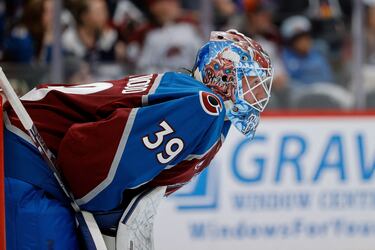 En el partido de la NHL entre Colorado Avalanche y Vancouver Canucks, disputado en el Ball Arena, el equipo de Denver sufrió una abultada derrota (1-4) pese a jugar en casa con el apoyo de su afición. El portero local, Mackenzie Blackwood, observa el juego con un casco cuyo original y aterrador diseño en esta ocasión no intimidó a los atacantes rivales.