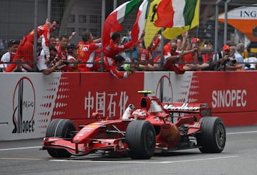 El finlandés Kimi Raikkonen se proclamó campeón del mundo con Ferrari en la última carrera con 110 puntos (por 109 del español y el novato Lewis Hamilton) en una temporada marcada por la rivalidad entre los pilotos de McLaren y la polémica por el caso de espionaje a Ferrari.