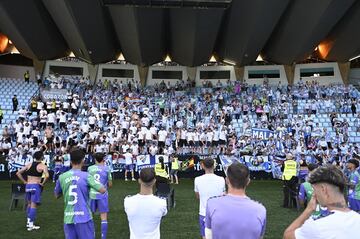 Los jugadores del Málaga, con sus aficionados en Vigo.