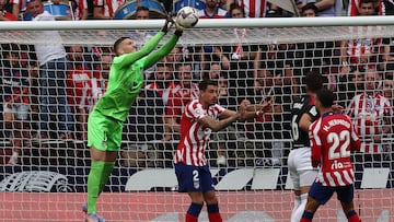 Una parada de Grbic en el Atlético-Osasuna del domingo.