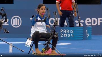 La paratleta india Sheetal Devi compite durante los octavos de final de la competición de tiro con arco en los Juegos Paralímpicos de París 2024.