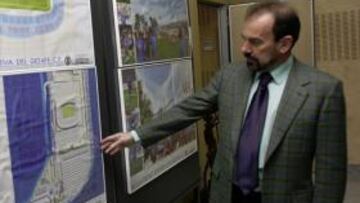 <b>LOS PLANOS. </b>Ángel Torres muestra los planos tanto del futuro estadio y Ciudad Deportiva.