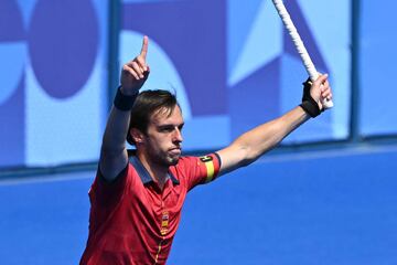 Marc Miralles celebra su gol de penalti stroke.