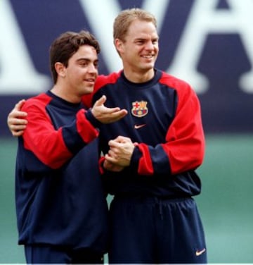 Xavi con Frank de boer durante un entrenamiento con el Barcelona.