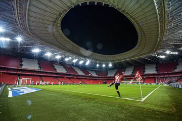 Iker Muniain lazando un saque de esquina en el estadio de San Mamés.