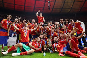 Los jugadores de la Selección posan con el trofeo de la Eurocopa.