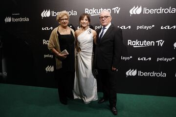 Sandra Sánchez posando con sus padres, Serafín e Isabel.