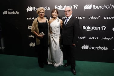 Sandra Sánchez posando con sus padres, Serafín e Isabel.