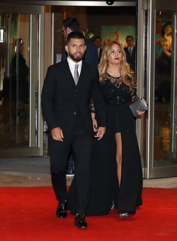 Kun Agüero y su esposa.