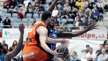GRAF9188. SAN SEBASTIÁN, 08/04/2018.- El ala-pívot estadounidense del GBC Delteco, Michael Fakuade (d) pelea el balón frente al escolta del Valencia, Rafa Martínez (i), durante el partido de la Liga Endesa de baloncesto disputado esta tarde en el Arena 2016 de San Sebastián. EFE/GORKA ESTRADA