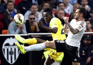 Paco Alcácer con Eric Bailly.