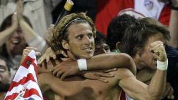 Diego Forlán, delantero del Atlético de Madrid, preguntado hoy por un supuesto interés de Florentino Pérez por ficharle para el Real Madrid en el caso de que alcance la presidencia blanca, fue contundente al responder que está "contento" en el conjunto rojiblanco y resaltó que tiene "contrato" en el club de Enrique Cerezo.