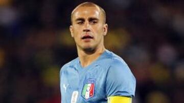 El capitán de la selección de fútbol italiana, Fabio Cannavaro, ha respondido hoy a las críticas tras la eliminación de la Copa Confederaciones de Suráfrica al decir que, si molesta, su puesto en el conjunto nacional "está a disposición" del entrenador, Marcello Lippi.