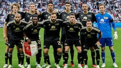 Los jugadores del Union Berlin posan en el estadio Santiago Bernabéu antes de jugar su primer partido en la Champions League.