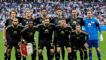 Los jugadores del Union Berlin posan en el estadio Santiago Bernabéu antes de jugar su primer partido en la Champions League.