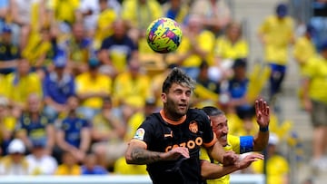 GRAF9793. C?DIZ, 30/04/2023.- El jugador del Valencia CF Hugo Duro lucha por el bal¨®n con el jugador del C¨¢diz CF Luis Alfonso Espino, durante el partido de LaLiga que enfrent¨® al C¨¢diz CF y al Valencia CF este domingo en el Estadio Nuevo Mirandilla (C¨¢diz). EFE/Rom¨¢n R¨ªos